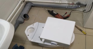 Установка напольного унитаза в Нижнеудинске: монтаж под ключ от СантехДомНжк от 5112 рублей.